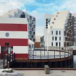 Fantastic 2-Bed Apartment With Balcony