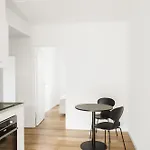 Fantastic 2-Bed Apartment With Balcony