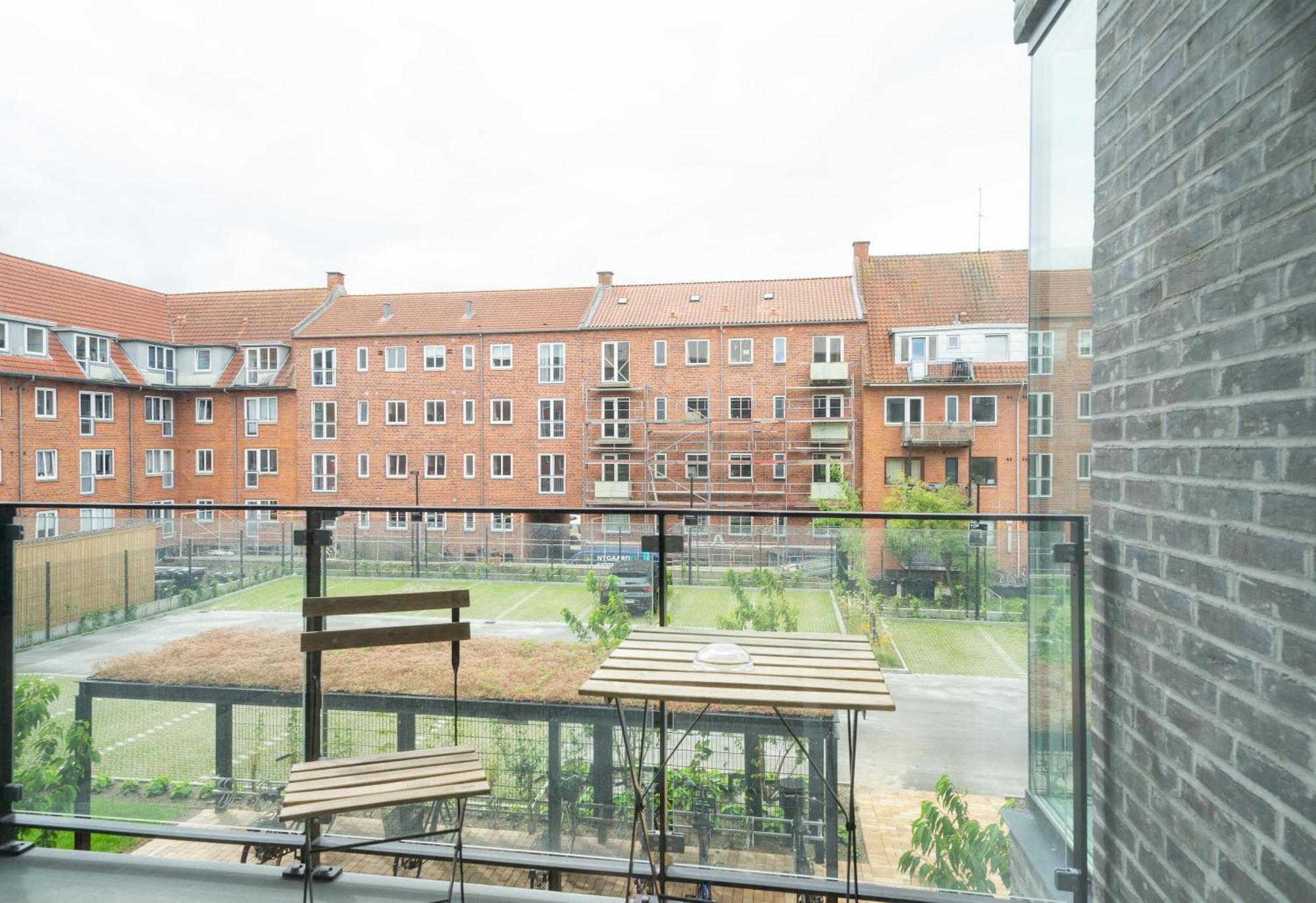 Fantastic 2-bed With Balcony Lejlighed